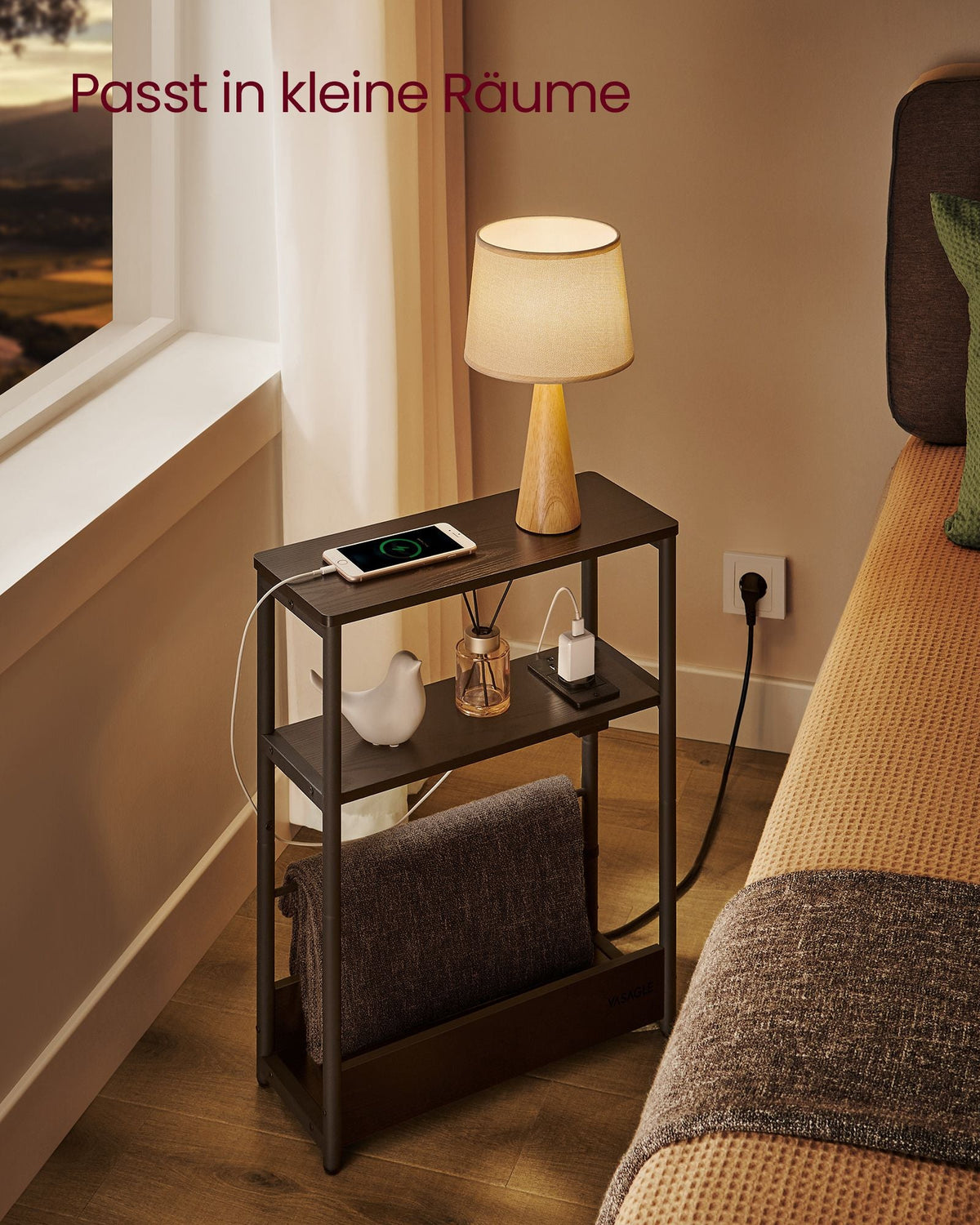 Bijzettafel Smal met Oplaadfunctie – 3 Planken – Nachtkastje / Banktafel – voor Woonkamer & Slaapkamer