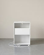 Nachtkastje met Stopcontact & USB – Modern Wit – Met Lade & 2 Open Vakken – Bijzettafel met Oplaadstation