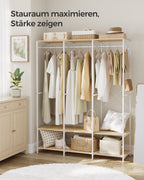 Open kledingkast met metalen frame en houten legplanken