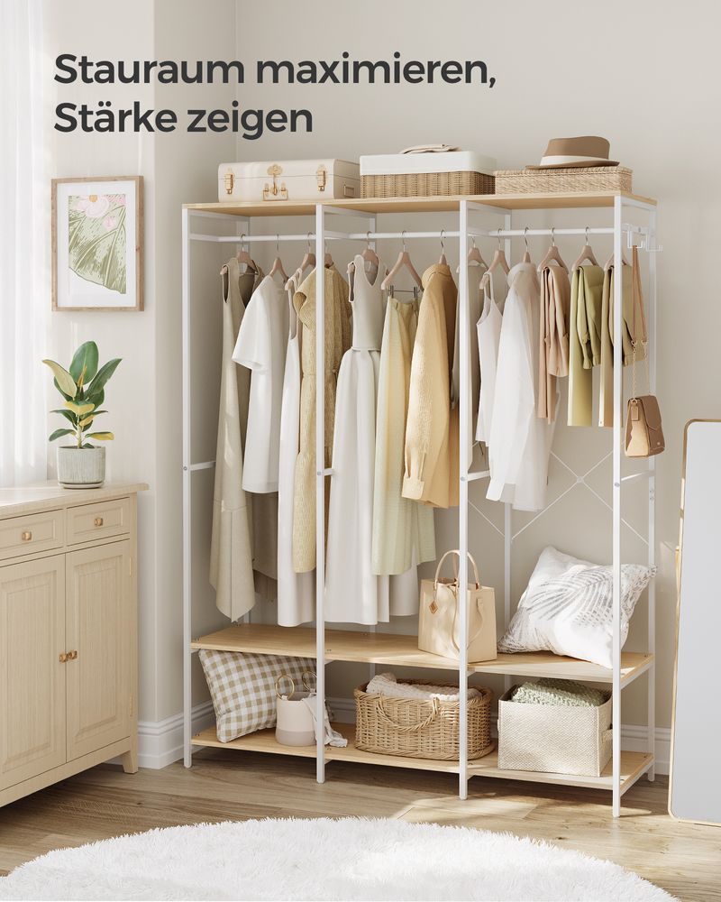 Open kledingkast met metalen frame en houten legplanken